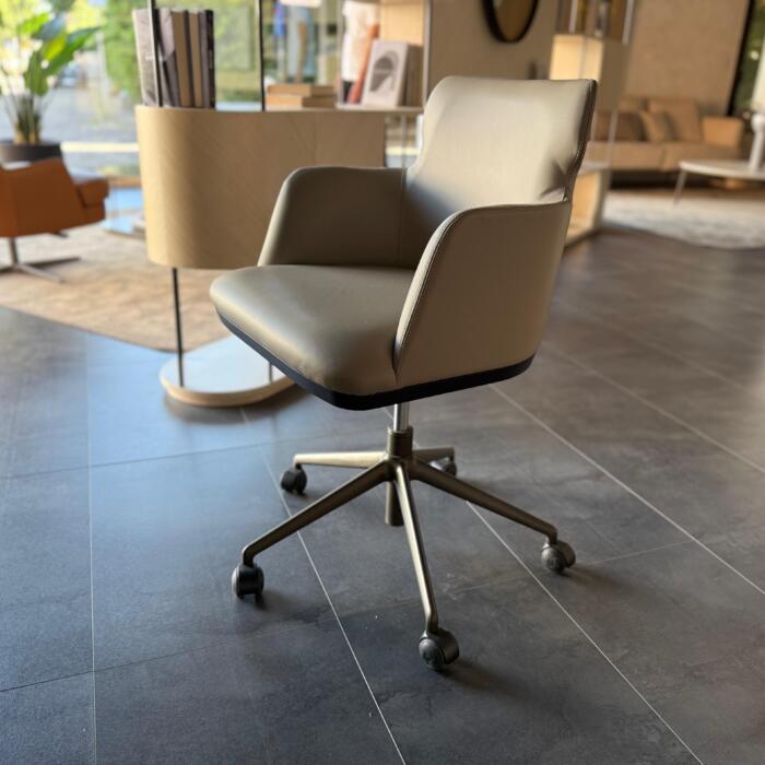 Poltroncina girevole Shape
